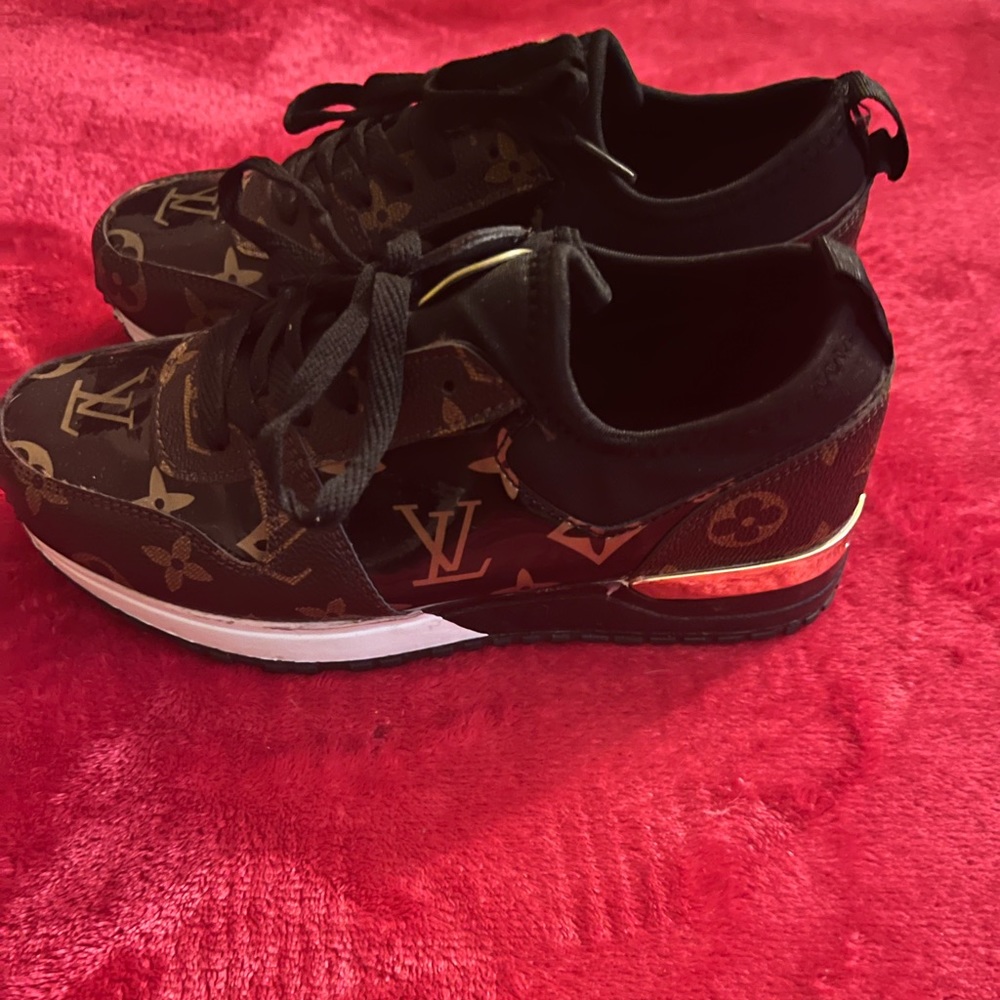 Louis Vuitton women’s sneaker Brown & Gold Euro Size 37/US Size 6.5 FREE GIFT 🎁